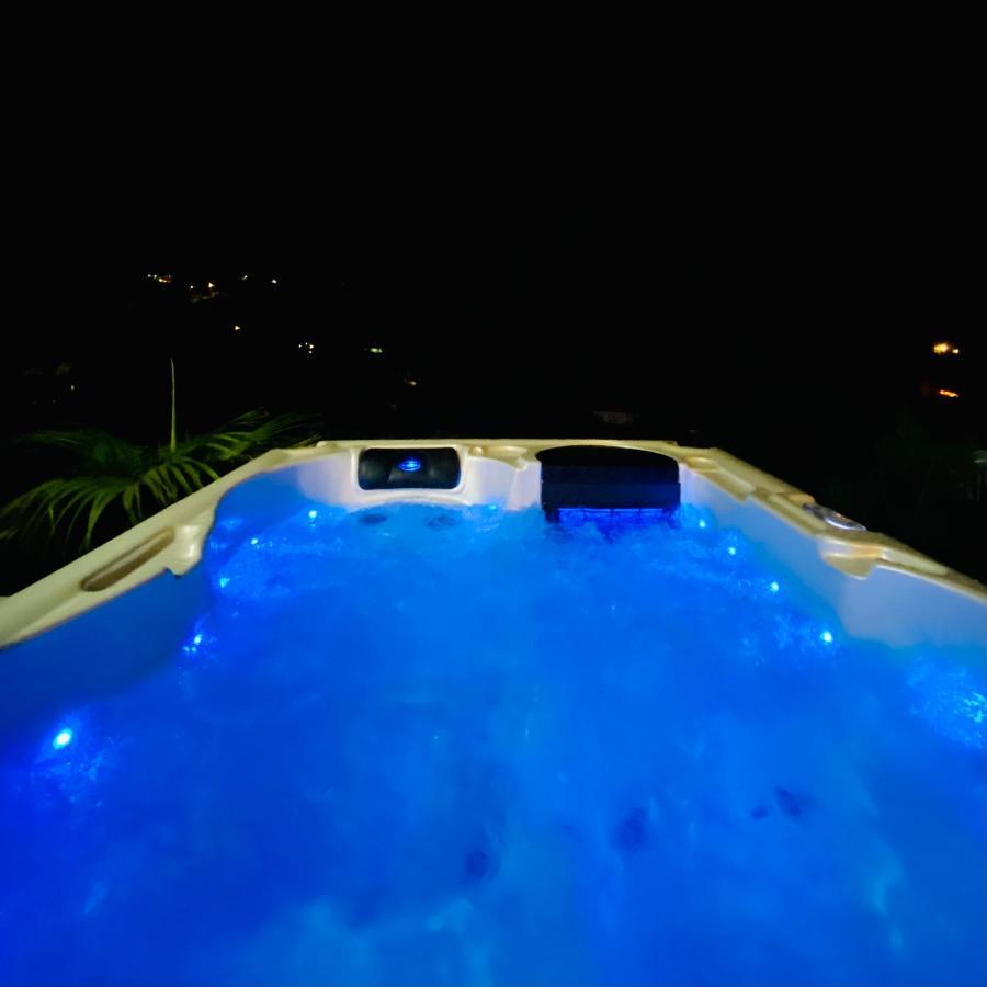 Ti Karet - Charmant Logement Avec Jacuzzi Et Vue Mer Terre-De-Haut Bagian luar foto